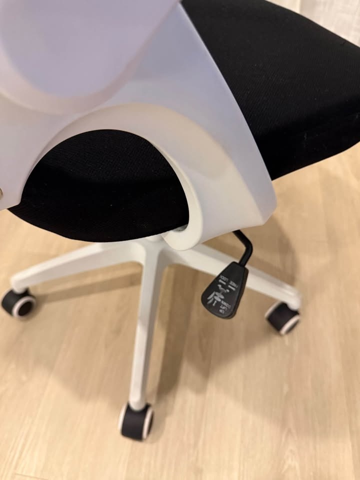 MOVING SALE office chair with 360 rotation adjustable height - photo 3