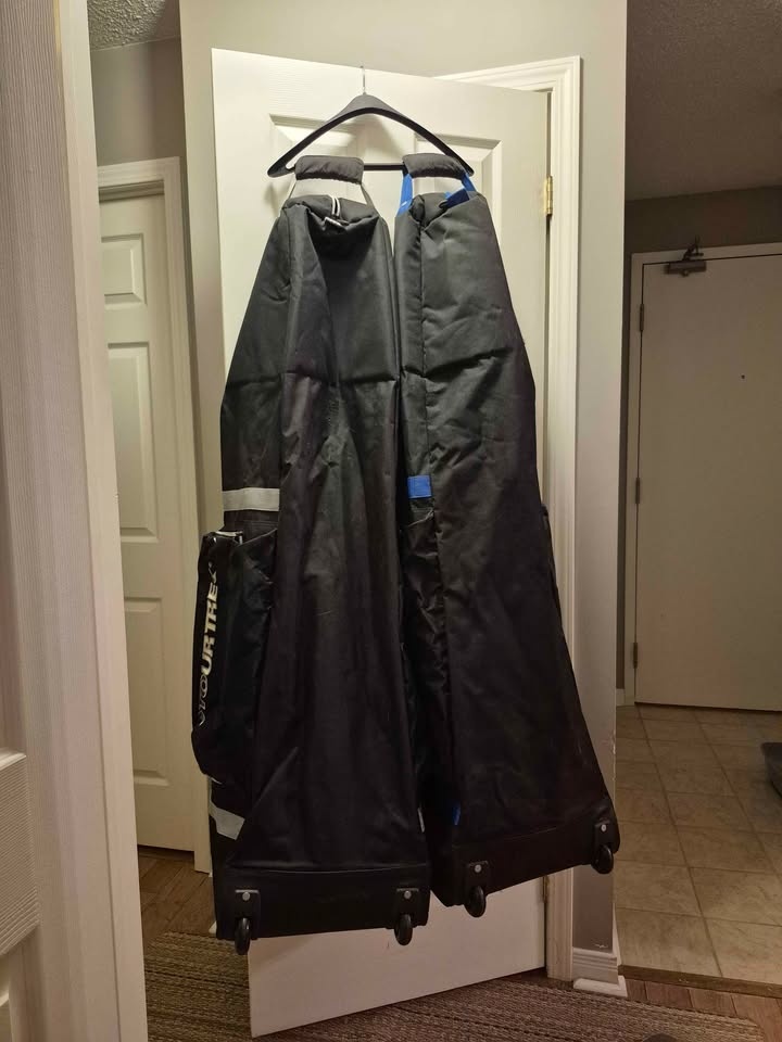 2 Travel Golf Bags & 2 Club Protectors - photo 2