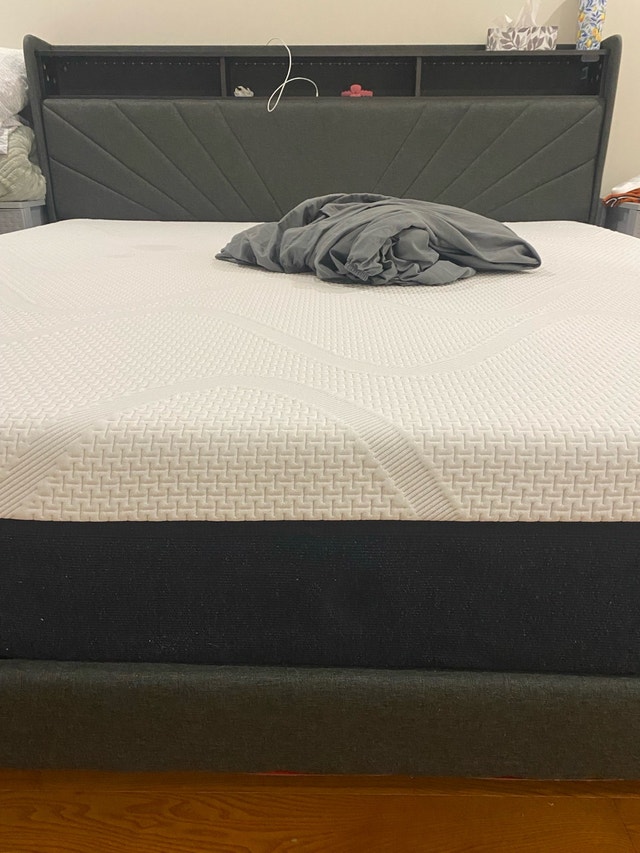 Tempur-Pedic King Size Mattress (Medium) - photo 3