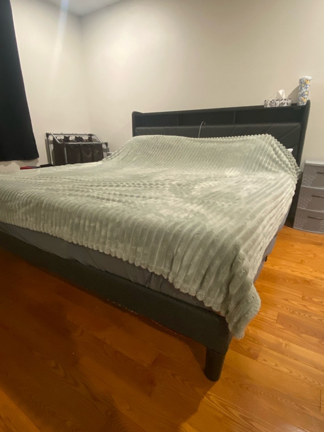 King Size Bedframe & Headboard with LED and USB - photo 5