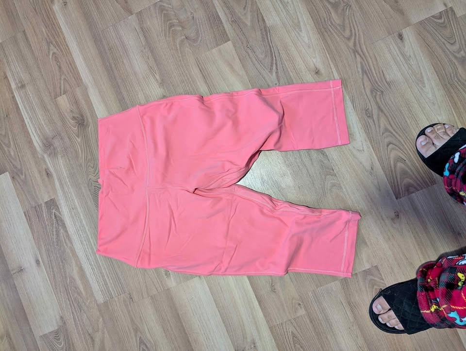 Pink size 12 Capri Lululemon🏆