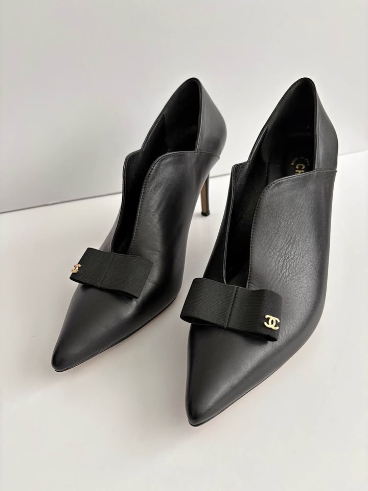 Chanel Black Leather Pumps w/ CC Logo – Size 41 (US 10)