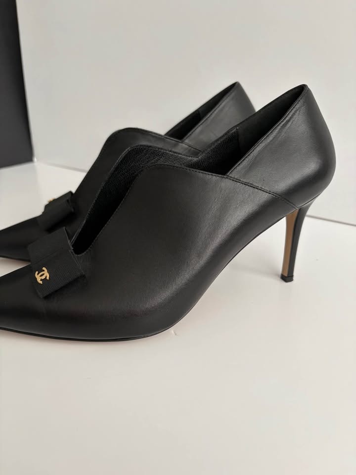 Chanel Black Leather Pumps w/ CC Logo – Size 41 (US 10) - photo 2