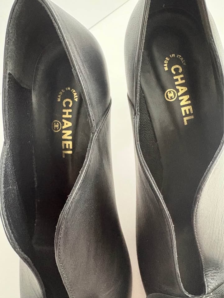 Chanel Black Leather Pumps w/ CC Logo – Size 41 (US 10) - photo 3