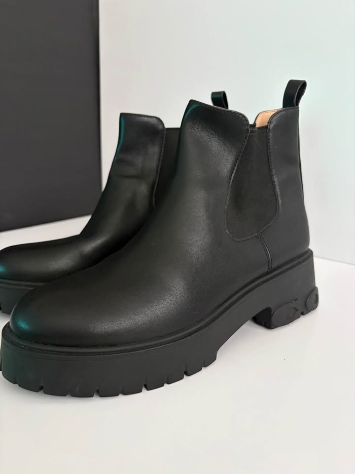 Authentic Coach Leah Chelsea Boots - Black Leather - Size 9