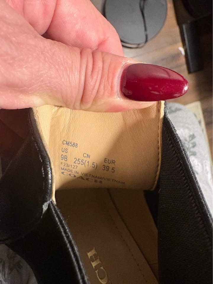 Authentic Coach Leah Chelsea Boots - Black Leather - Size 9 - photo 4