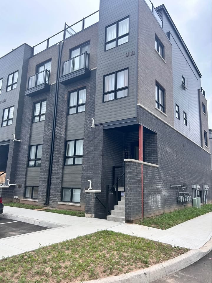 2 Beds 1.5 Baths Townhouse- NIAGARA FALLS