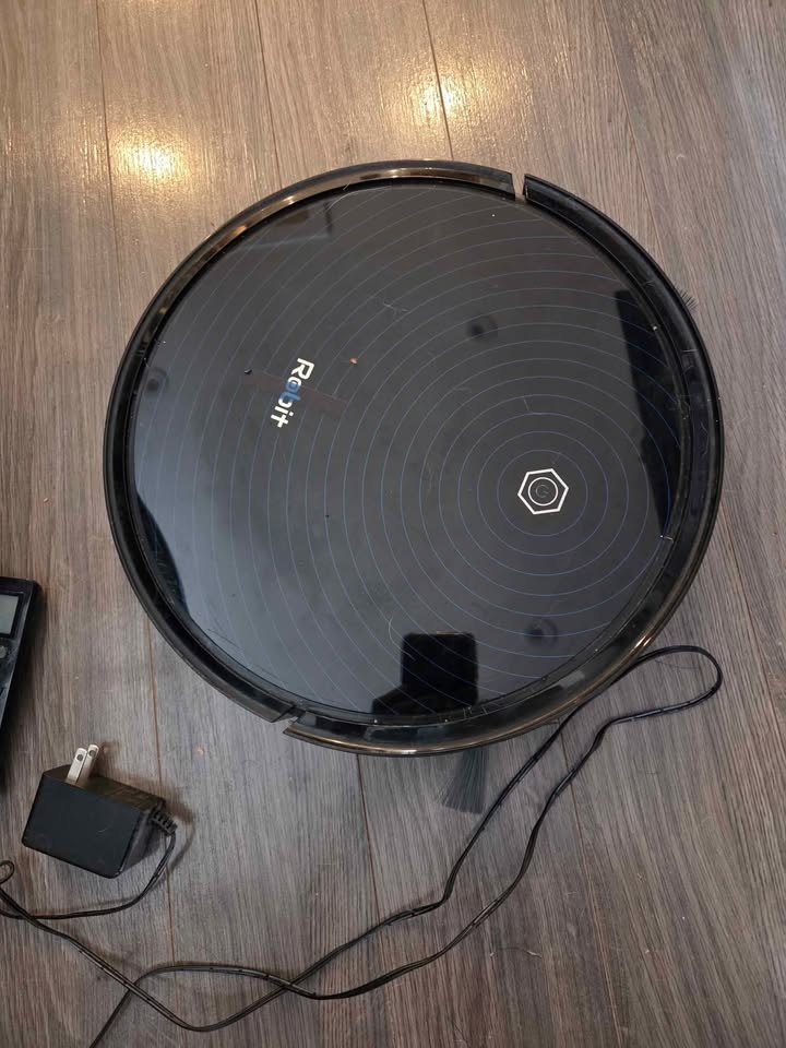 Robit R3000 Robot Vacuum with Remote - photo 2