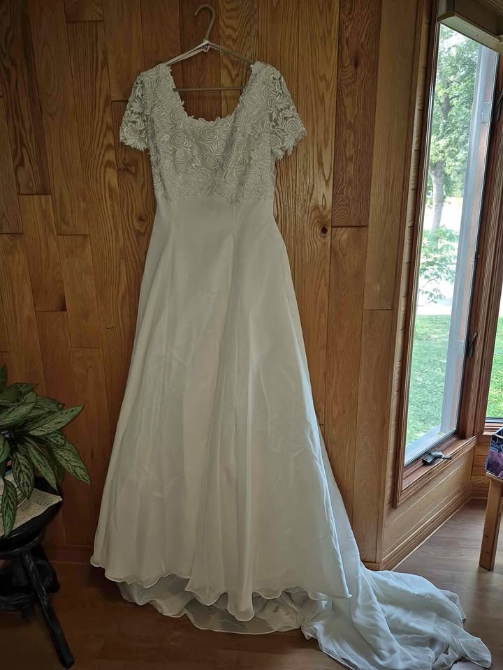 Beautiful Wedding Gown, size 9/10