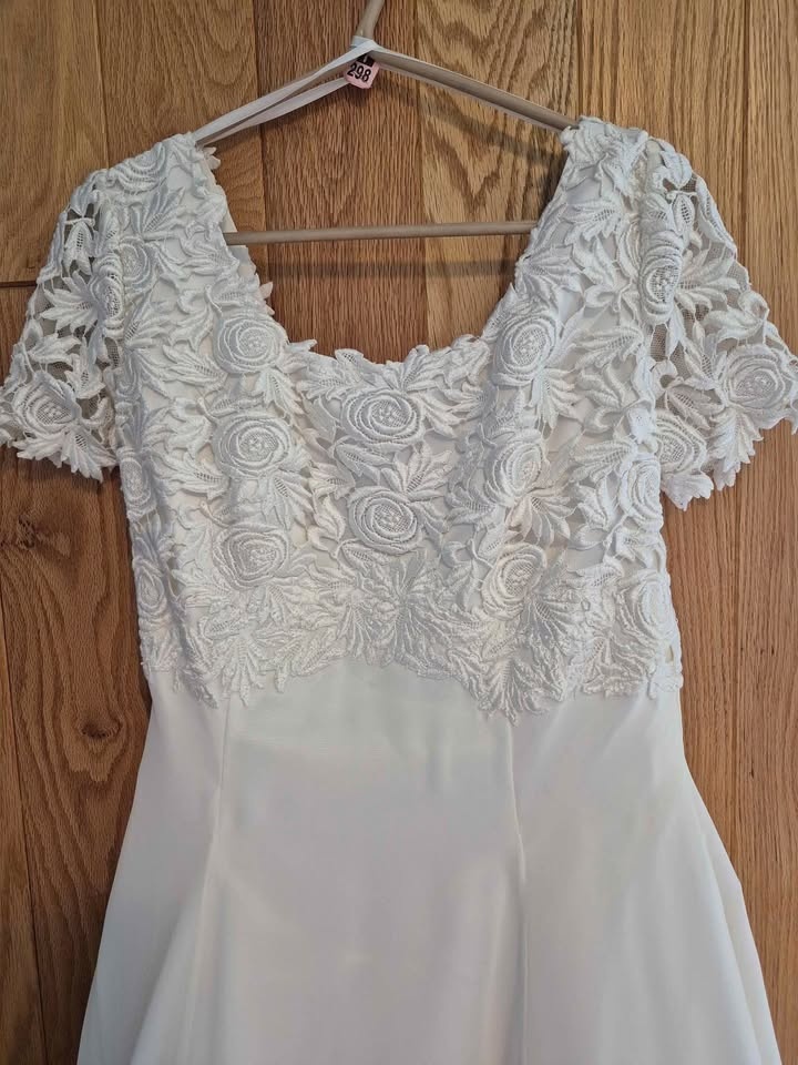Beautiful Wedding Gown, size 9/10 - photo 3