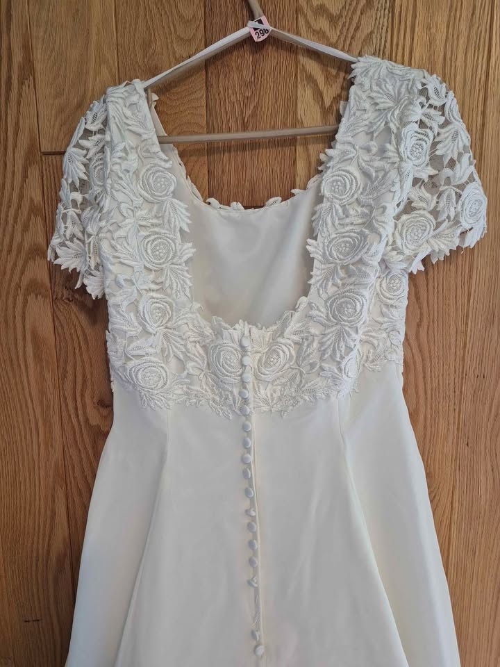 Beautiful Wedding Gown, size 9/10 - photo 4