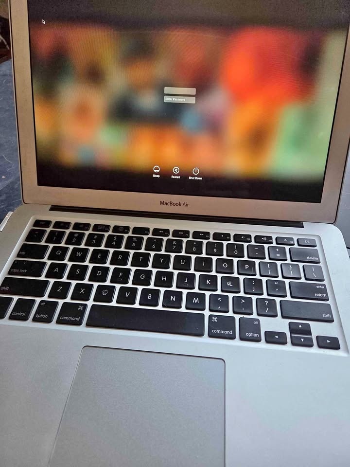 MacBook Air Late-2010 13" Laptop