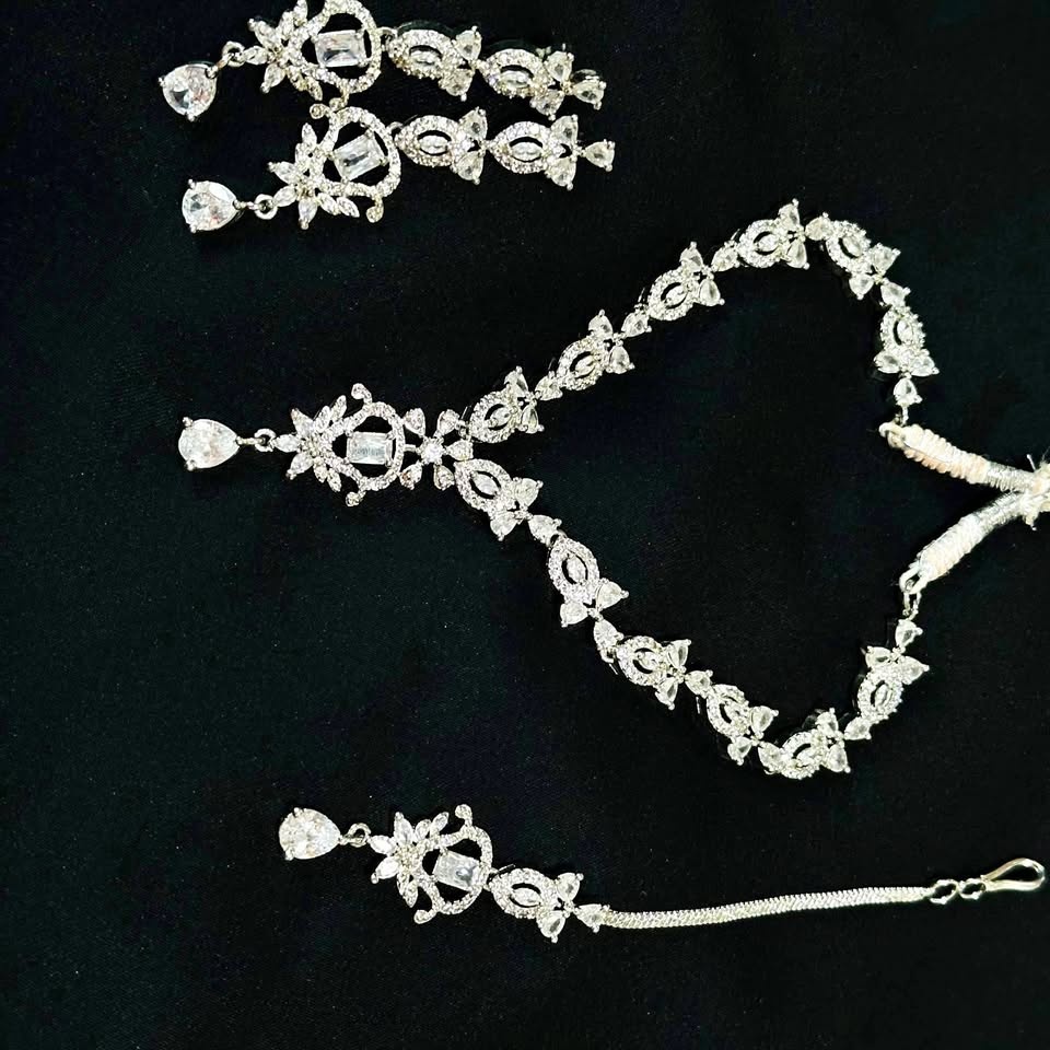4 pc Necklace, Earring and Teeka Set