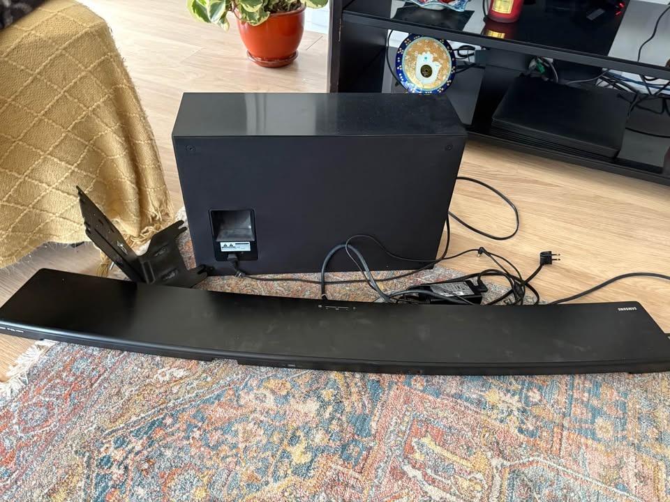 Samsung HW-J7500 8.1 Channel Wireless Curved Soundbar System