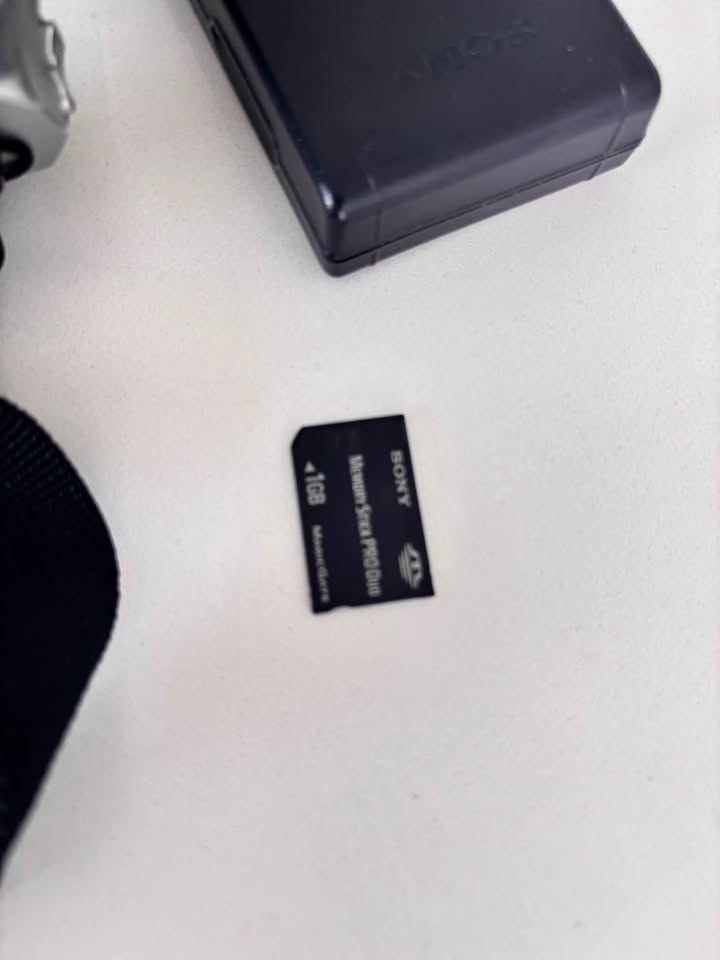 Sony Camera with case - photo 2
