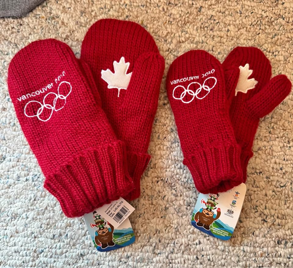 Vancouver 2010 Olympics Red Mittens L/XL Adult & Youth