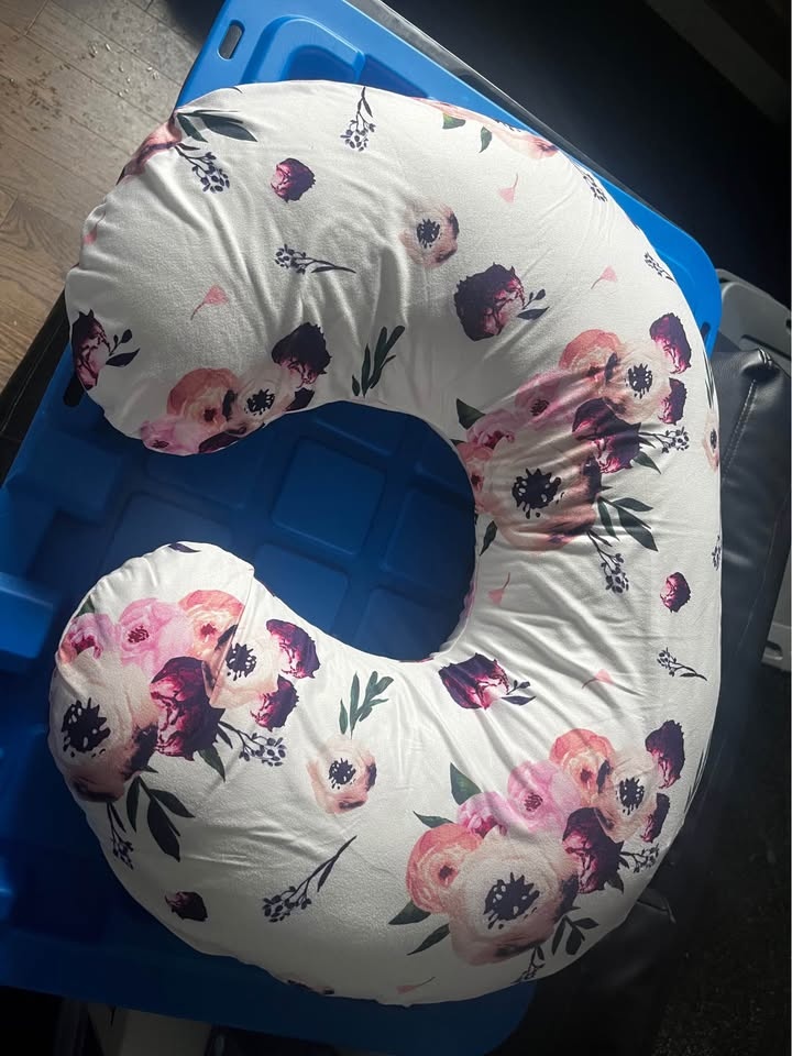Nursing pillow with two covers - photo 2