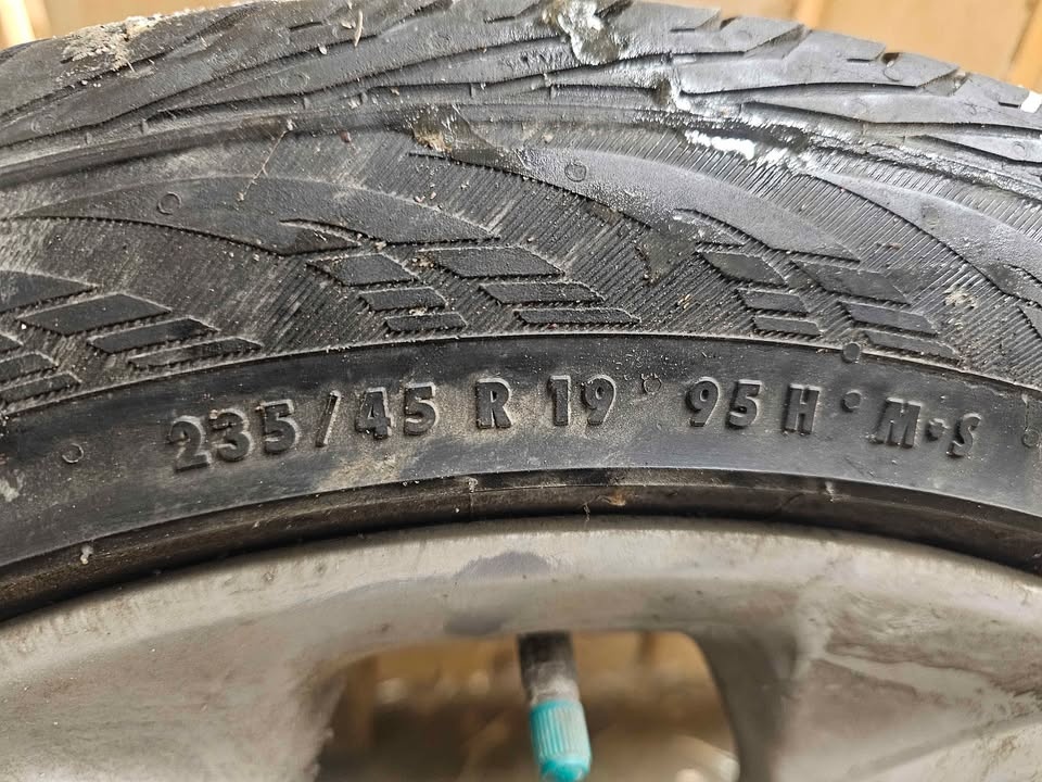 Set of 4 tires on aluminum rims - photo 3