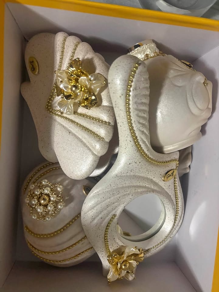 Women’s vintage style ceramic vanity set