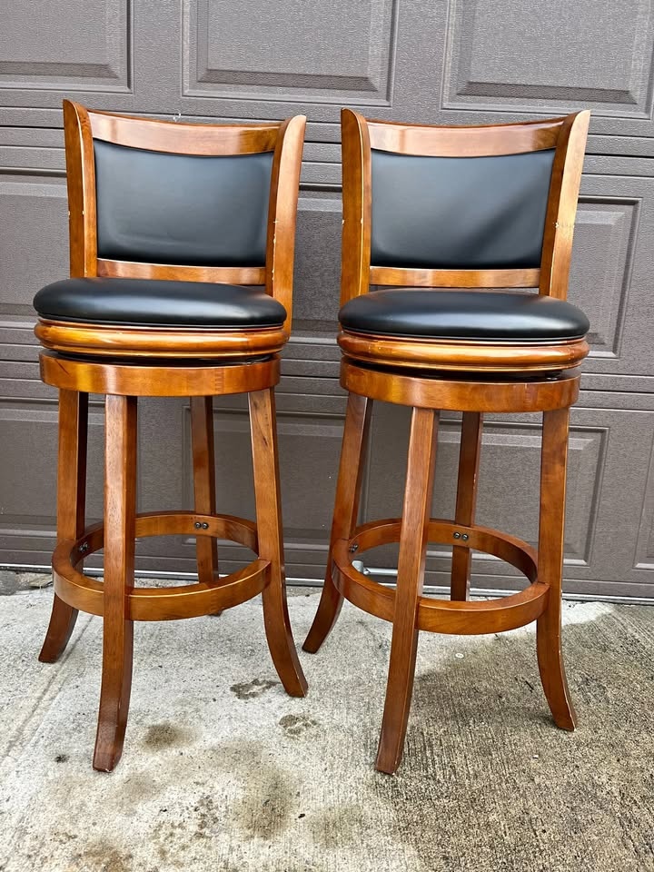 Boraam Augusta Counter Height Swivel Stool