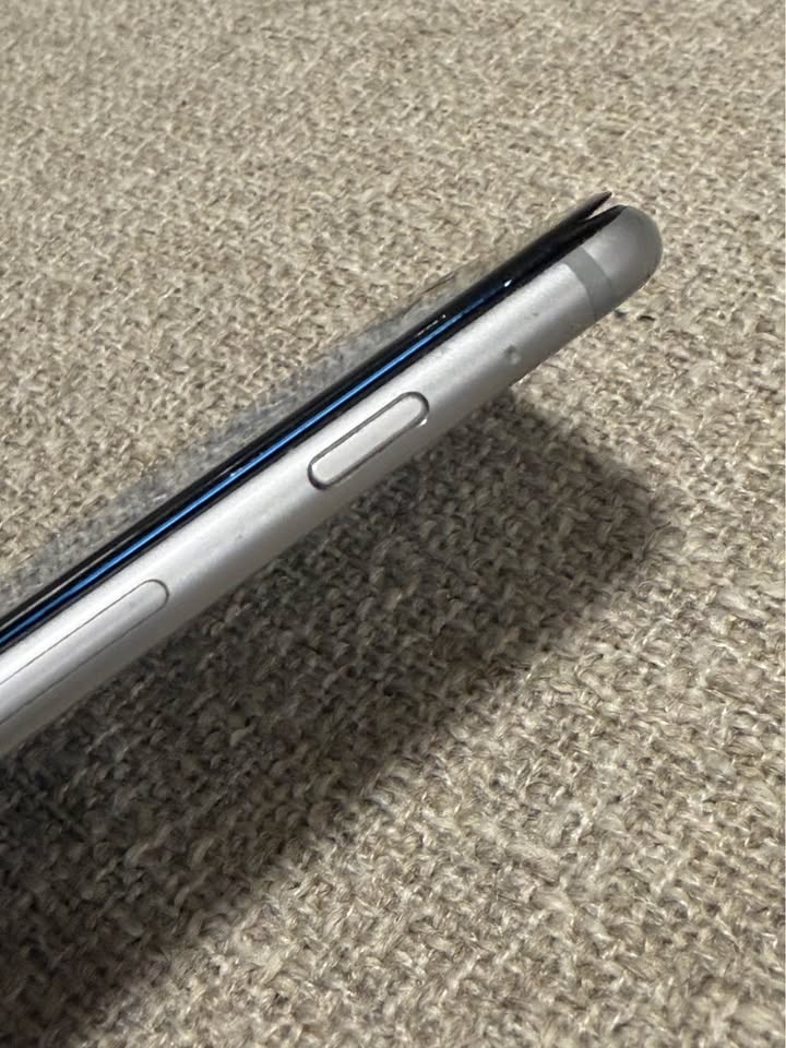 Broken iPhone 6s - photo 2