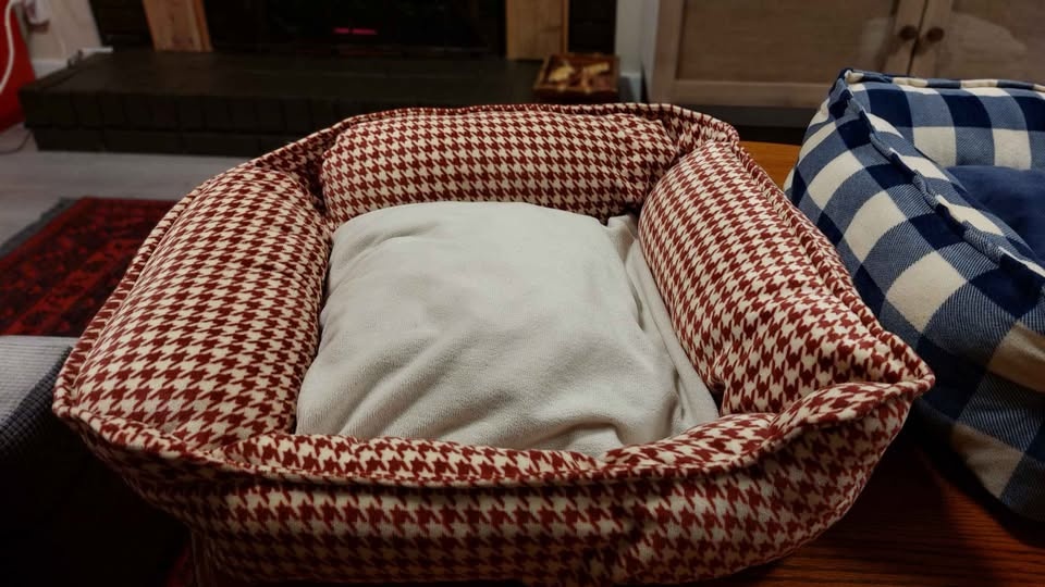 2 Cat or Dog Beds - photo 3
