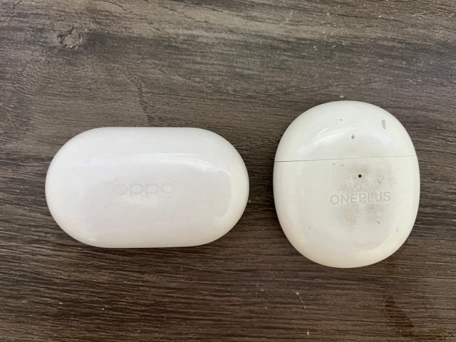 Earbuds charging case only - photo 2