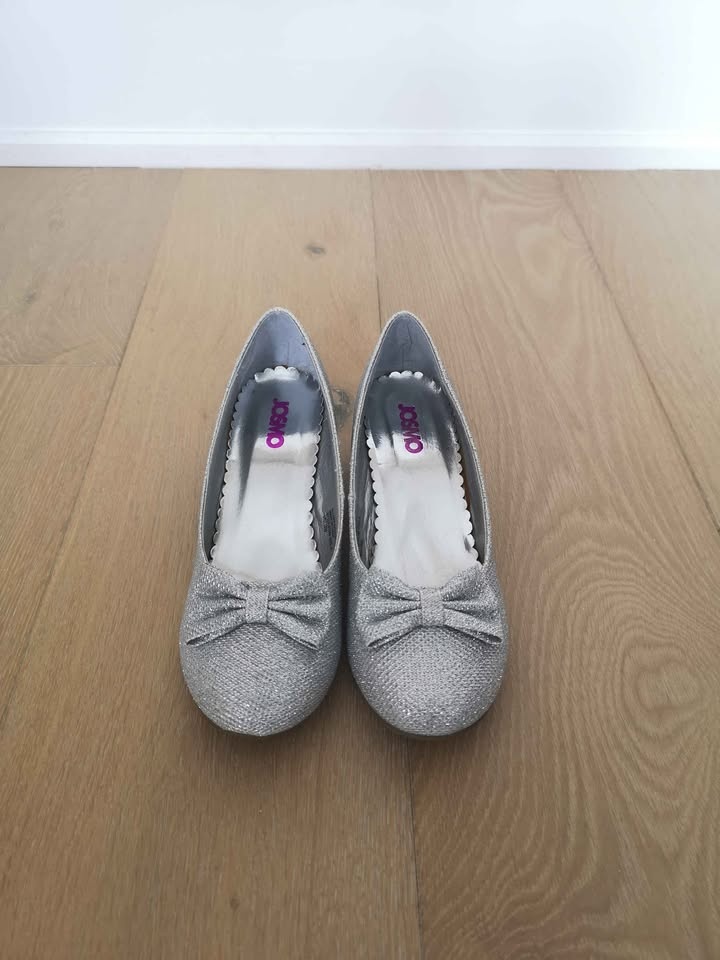 Girls' Silver Glitter Dress Shoes (Size 4)