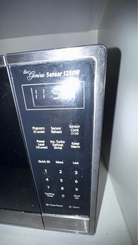 Panasonic large Microwave 1250w - photo 2