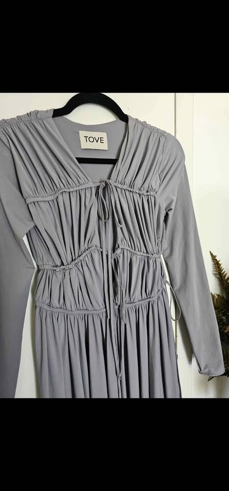 TOVE Ruched Tie Front Lexi Light Grey Semi-formal Dress - photo 5