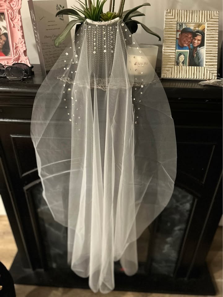 Soft white Veil with gem embellishments - photo 3