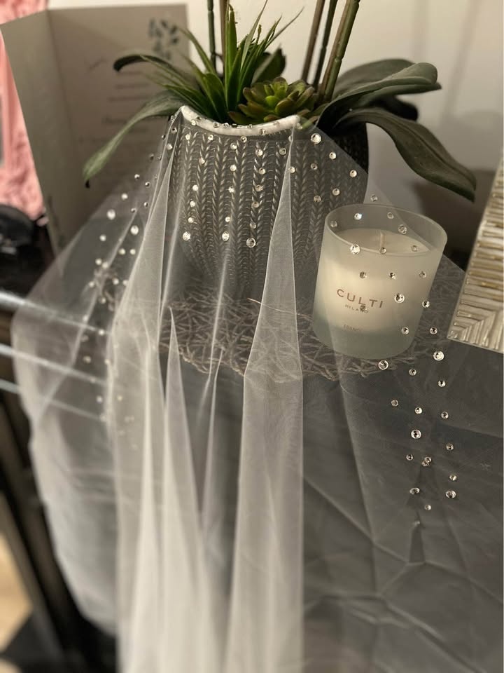 Soft white Veil with gem embellishments - photo 4