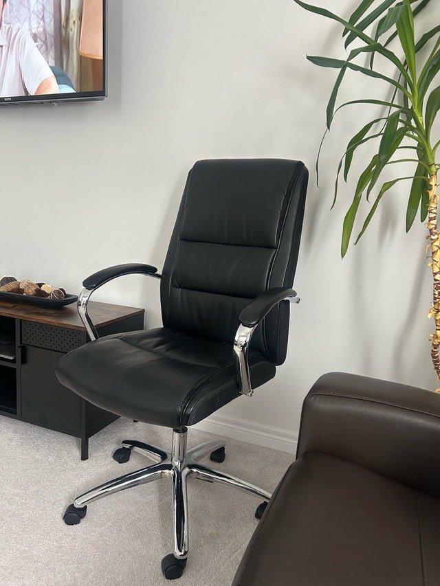 Black Computer Chair - New with Minor Arm Rest Wear - photo 2