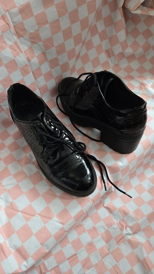 Forever 21 Black Patent Leather Heeled Oxfords Size 8 - photo 2