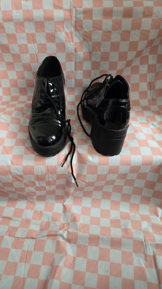 Forever 21 Black Patent Leather Heeled Oxfords Size 8 - photo 3