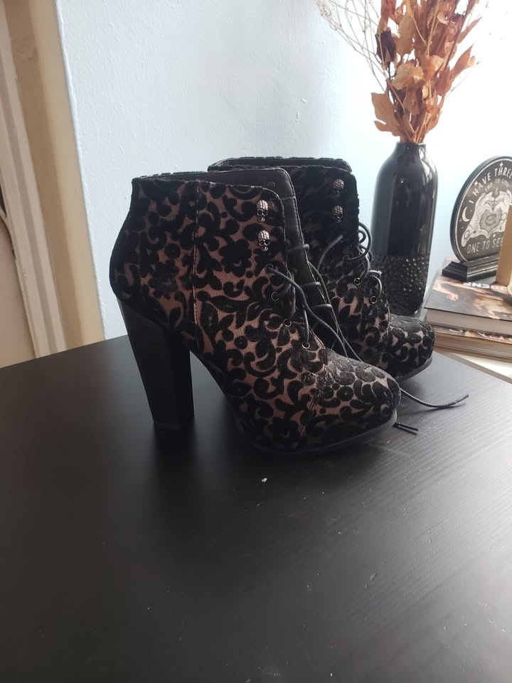 Call it Spring Essie Boots - Brown Damask Skulls - US Size 9 - photo 3