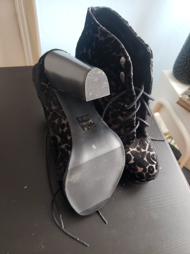 Call it Spring Essie Boots - Brown Damask Skulls - US Size 9 - photo 4