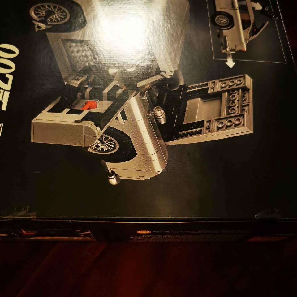 LEGO 10262 James Bond Aston Martin DB5 - photo 3