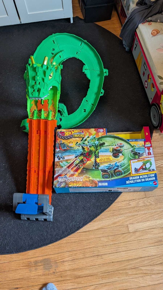 Hot Wheels Sharks vs Dino Track