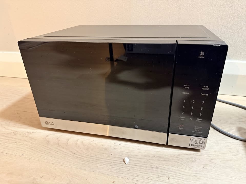 LG Microwave (MSER09905)
