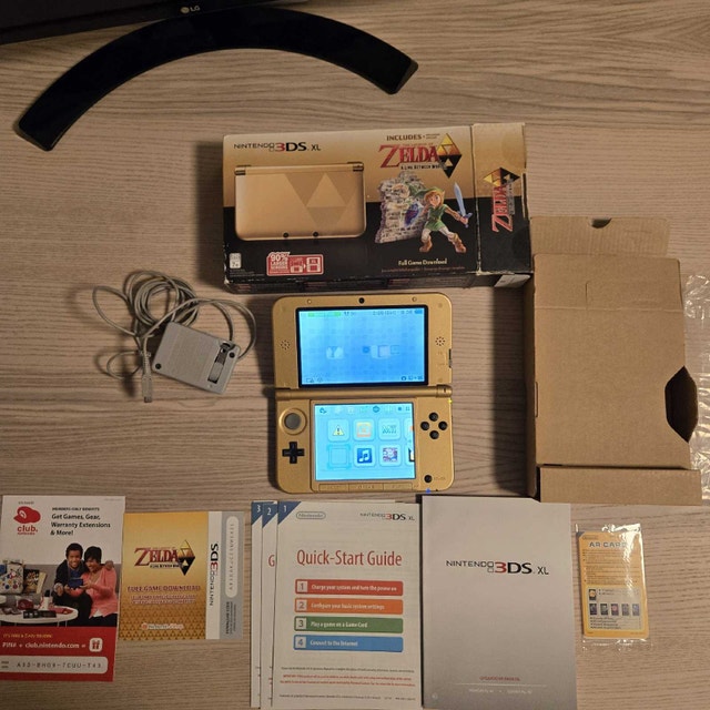 Nintendo 3DS XL Zelda: A Link Between Worlds Limited Edition