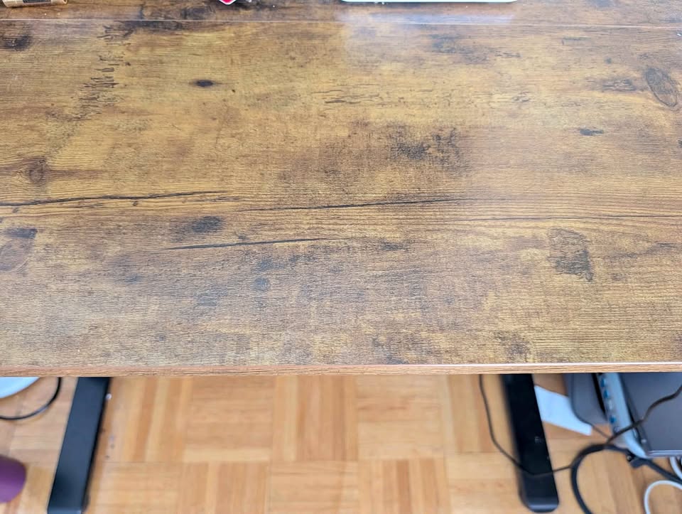 Electronic standing desk