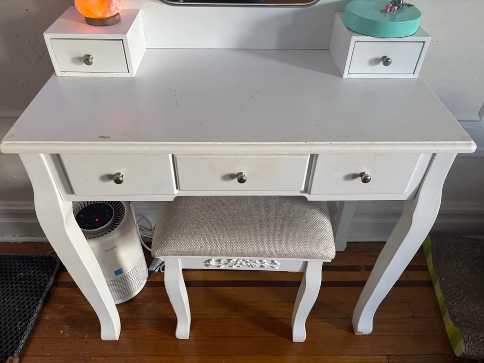 Vanity with seat - photo 2