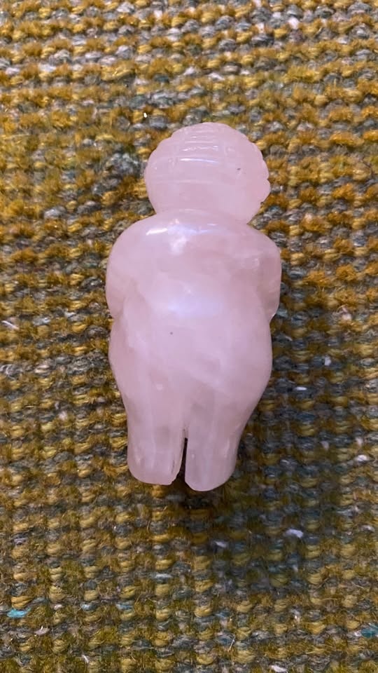 Rose Quartz Venus/Woman of Willendorf - photo 2