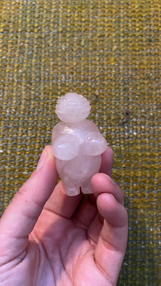 Rose Quartz Venus/Woman of Willendorf - photo 3