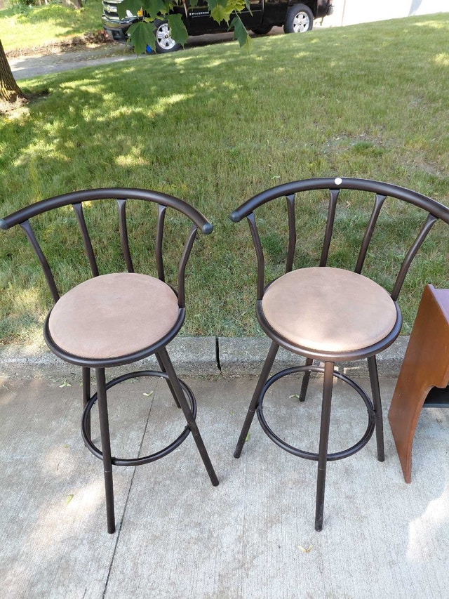 Sturdy Bar Stools – Great Condition