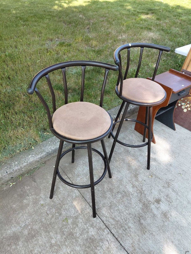 Sturdy Bar Stools – Great Condition - photo 2
