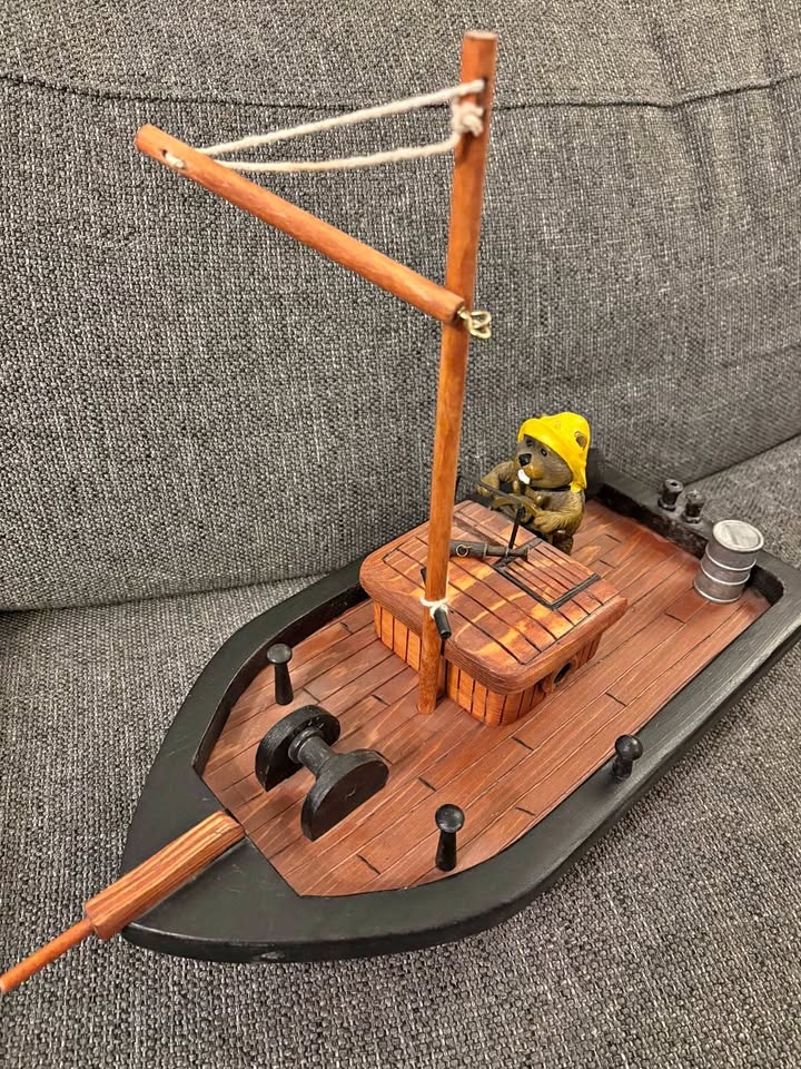 Wooden folk art - Beaver Captain