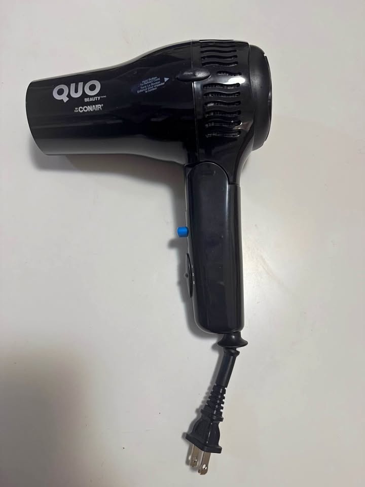 Quo hair dryer with retractable cord