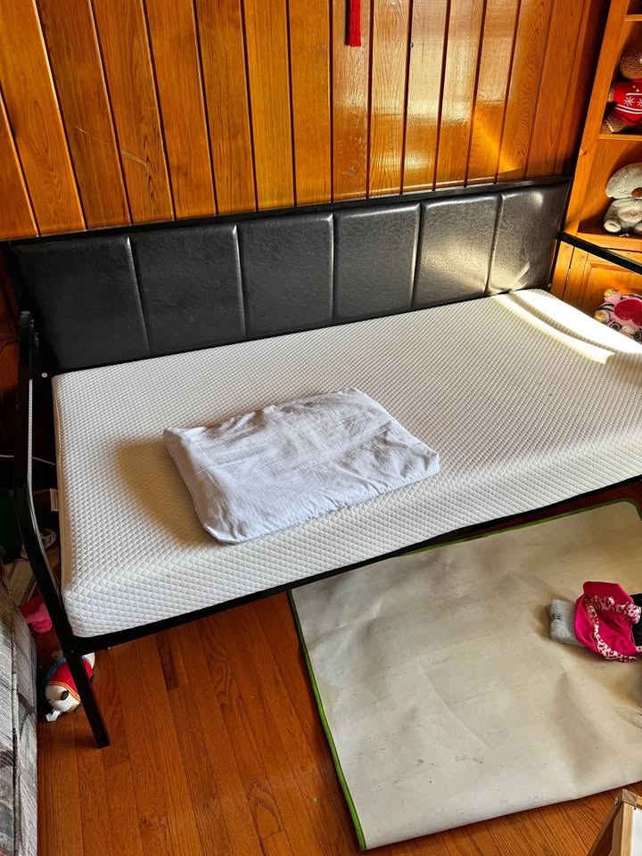 Daytime bed with double mattress